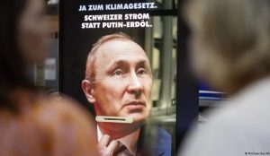 Një reklamë për referendumin e ligjit për mbrojtjen e klimës u bën thirrje votuesve "Të mërzitin Putinin me zërin tuaj". Foto: DW