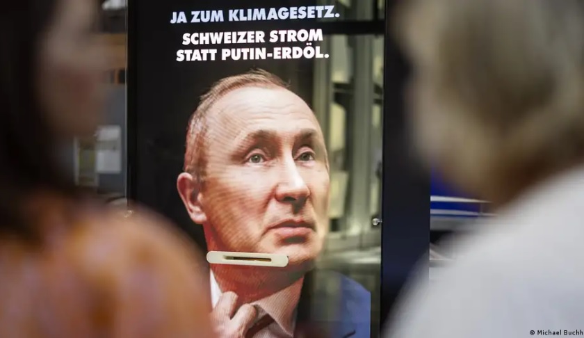 Një reklamë për referendumin e ligjit për mbrojtjen e klimës u bën thirrje votuesve "Të mërzitin Putinin me zërin tuaj". Foto: DW