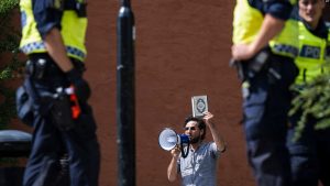 Irakiani Salwan Momika, gjatë protestës në Stokholm, kur dogji disa faqe të Kuranit. 28 qershor 2023. Foto: AFP