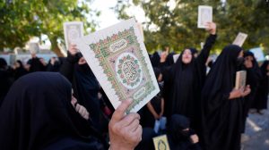 Disa gra duke mbajtur në duar kopje të Kuranit në Irak, për ta dënuar djegien e këtij libri. Foto: AP