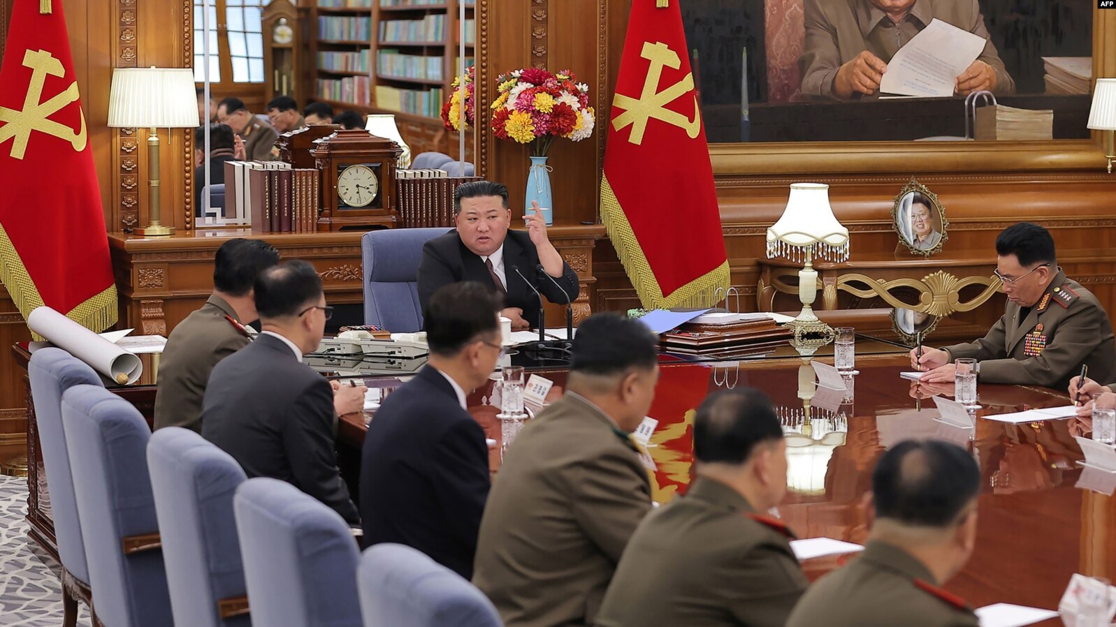 Pamje gjatë takimit të liderit verikorean, Kim Jong Un me gjeneralë ushtarakë. Foto: AFP