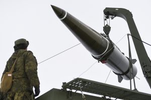 Raketat 9K720 Iskander (SS-26) përdorin pjesë të huaja, prokurimi i të cilave pengohet nga sanksionet e SHBA-së dhe BE-së (Foto: mil.ru)