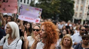 Mijëra persona marshuan në kryeqytetin e Bullgarisë, Sofje, si dhe qytete të tjera bullgare, më 31 korrik, pas dhunës brutale ndaj një 18-vjeçares. Foto: Reuters
