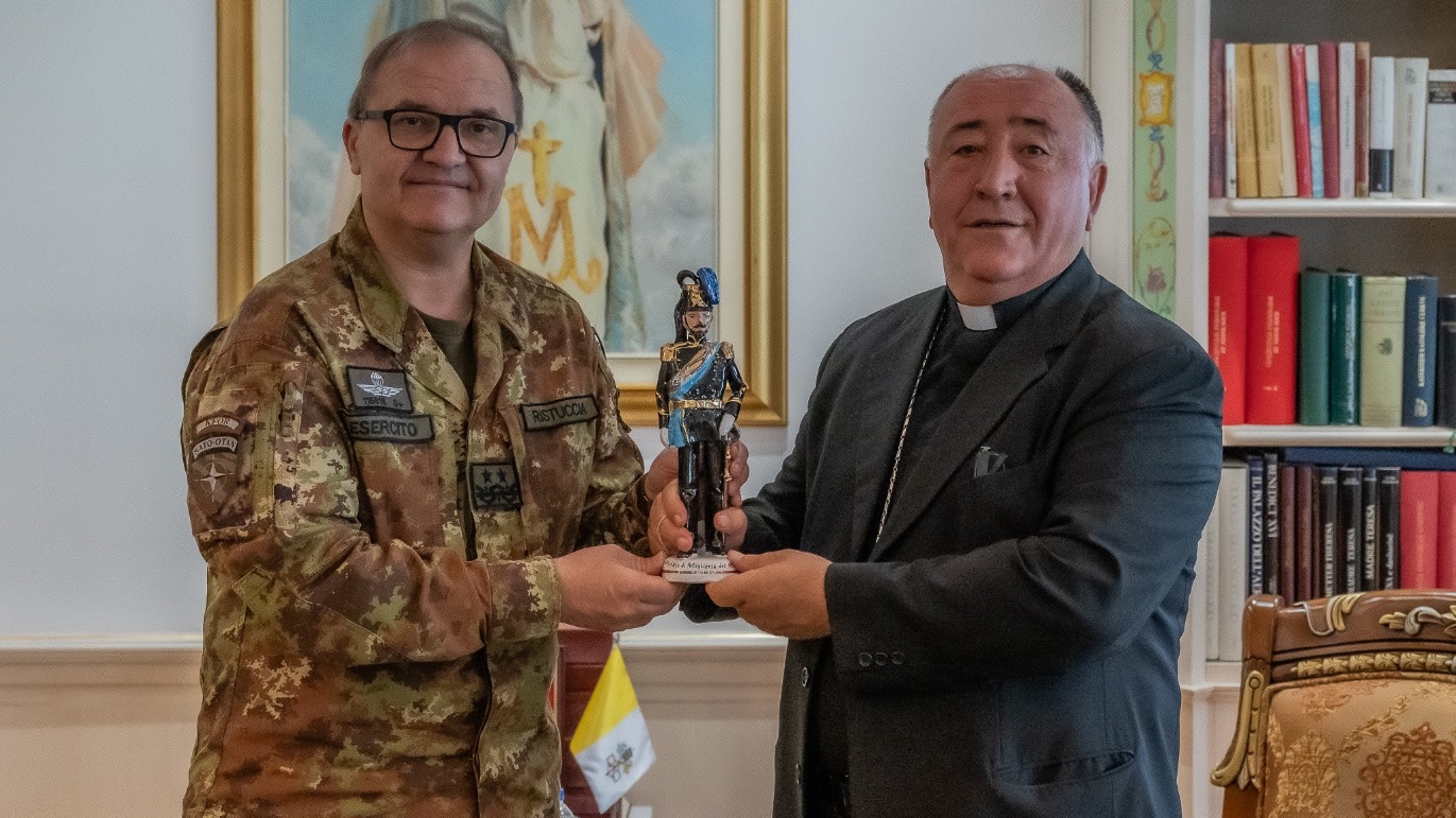 Komandanti i KFOR-it, MG Ristuccia, dhe peshkopi Dodë Gjergji.
