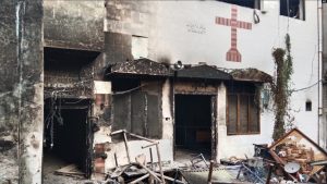 Kishë e djegur në Pakistan, pas akuzave ndaj disa të krishterëve për blasfemi. Foto: AFP