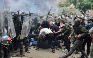 Ushtarët e KFOR-it dhe të NATO-s përleshen me protestuesit serbë në maj 2023. Foto: Reuters