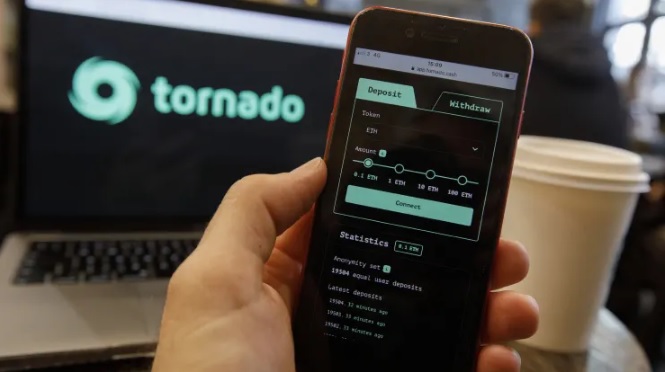 Faqja e internetit Tornado Cash shfaqet në një ekran laptopi dhe smartphone në Londër.