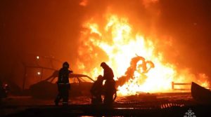 Zjarrfikësit duke u munduar ta shuajnë zjarrin në një pompë të karburanteve në Dagestan, Rusi, 14 gusht 2023.