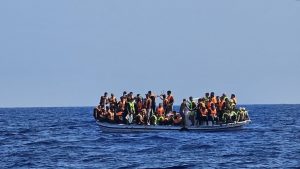 Një anije e vogël me emigrantë në Detin Mesdhe në juglindje të Qipros. Foto: AFP