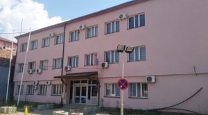 Ndërtesa në Mitrovicë të Veriut që autoritetet lokale pretendojnë se shfrytëzohet nga disa institucione të Serbisë.