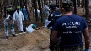 Një prokuror për krimet e luftës shqyrton vendin gjatë zhvarrimit në një pyll pranë qytetit Izium, Ukrainë