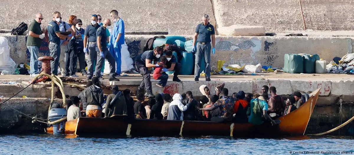 Migrantë në gomone në Lampeduza