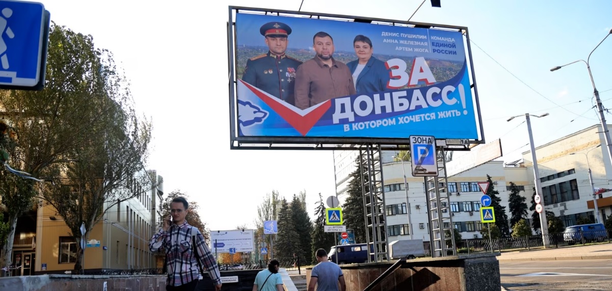 Një poster elektoral i Partisë "Rusia e Bashkuar" në territoret e pushtuara ukrainase në Donetsk. Foto: AP
