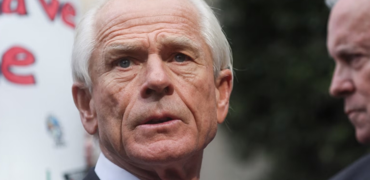 Peter Navarro duke dalë nga gjykata. Foto: Reuters