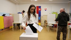 Një grua duke votuar në zgjedhjet parlamentare të 30 shtatorit 2023 në Sllovaki.