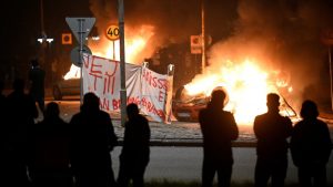 Vetura duke u djegur gjatë trazirave të dhunsh me në Malmo, Suedi, 3 shtator 2023. Foto: Reuters