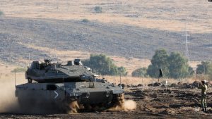 Një tank i ushtrisë izraelite afër kufirit me Libanin. 15 tetor 2023.