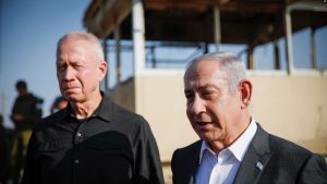 Kryeministri i Izraelit, Benjamin Netanyahu (djathtas) dhe ministri i Mbrojtjes i Izraelit, Yoav Galant.