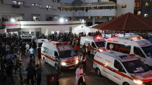 Autoambulancat në hyrje të spitalit Al-Shifa në Qytetin e Gazës. 15 tetor, 2023.
