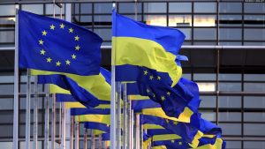 Flamuj të BE-së dhe Ukrainës.