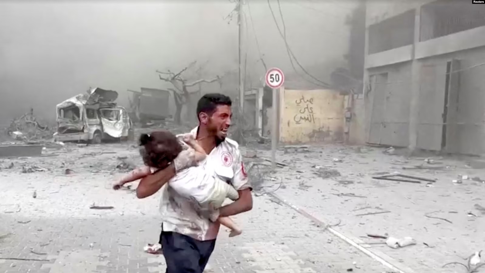 Një burrë palestinez mban një vajzë të plagosur në vendin e sulmeve izraelite, në Khan Younis në Rripin jugor të Gazës, 14 tetor 2023.