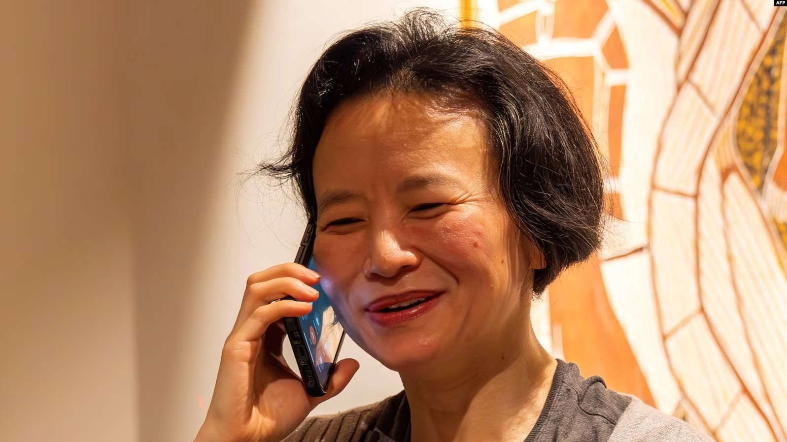 Gazetarja australiane, Cheng Lei, duke folur në telefon pas mbërritjes në Melburn, pasi u lirua nga Kina.