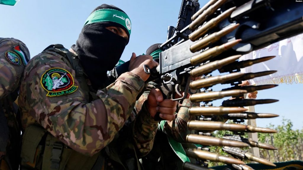 Një luftëtar palestinez nga krahu i armatosur i Hamasit merr pjesë në një paradë ushtarake për përvjetorin e luftës së vitit 2014 kundër Izraelit, 19 korrik 2023.