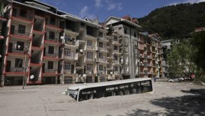 Një autobus është mbuluar nga mbeturinat e shkaktuara nga përmbytjet e shpejta pasi një liqen shpërtheu në Rangpo, shteti Sikkim, Indi, 8 tetor 2023.