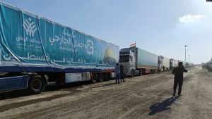Kamionë me ndihma duke pritur në pikën kufitare Rafah.