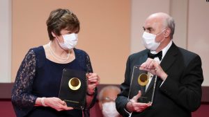 Shkencëtarja hungareze Kalin Kariko dhe shkencëtari amerikan Drew Weissman fituan çmimin Nobel në mjekësi