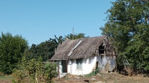 Një nga shtëpitë e braktisura të fshatit Plauru, i cili ka mbetur me vetëm 21 banorë tani. Dikur i kishte mbi 400 banorë.