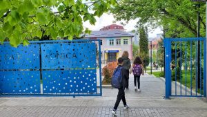 Nxënës duke hyrë në një prej shkollave në Prishtinë