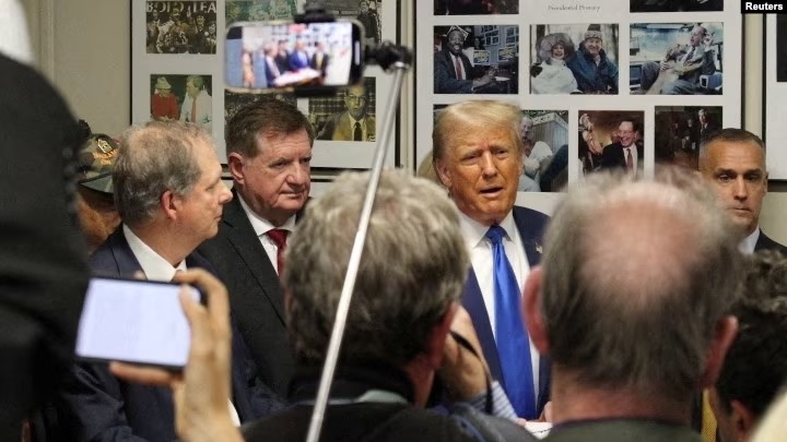 Ish-Presidenti Trump dorëzon personalisht dokumentet për t’u regjistruar për zgjedhjet paraprake në shtetin Nju Hempshër