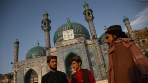 Myslimanët shiitë para një xhamie shiite në Kabul. Fotografi ilustruese