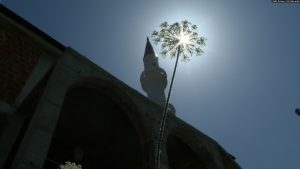 Minarja e një xhamie në një fshat në Kosovë - Fotografi ilustruese
