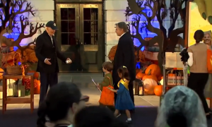 Sekretari amerikan i Shtetit, Antony Blinken, vesh të birin si Zelensky për “Halloween”