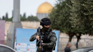 Një polic izraelit bën roje derisa palestinezët kryejnë faljen e xhumasë në Jerusalem, 20 tetor 2023.