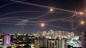 Sistemi anti-raketor i Izraelit, Kupola e Hekurt, vëren dhe shkatërron raketa të hedhura nga Rripi i Gazës në Ashkelon, qytetin jugor izraelit, 20 tetor 2023.