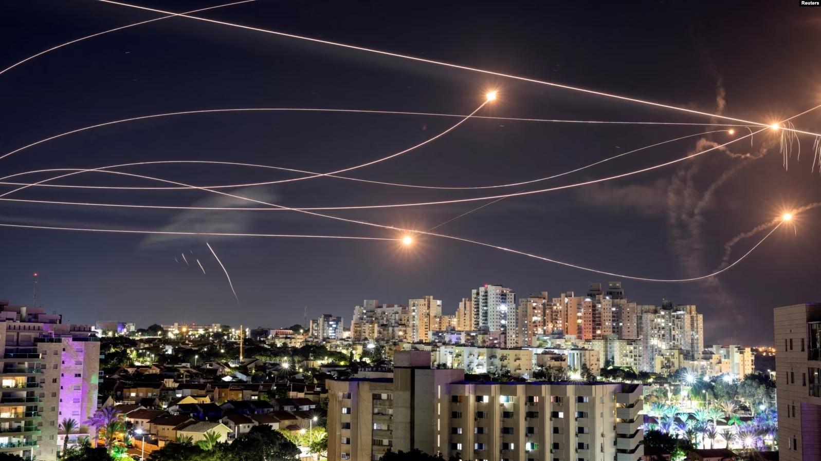 Sistemi anti-raketor i Izraelit, Kupola e Hekurt, vëren dhe shkatërron raketa të hedhura nga Rripi i Gazës në Ashkelon, qytetin jugor izraelit, 20 tetor 2023.
