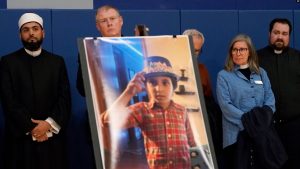 Disa persona, përfshirë një hoxhë, në ceremoninë e ngushëllimeve për gjashtëvjeçarin e vrarë më 17 tetor në Illinois.