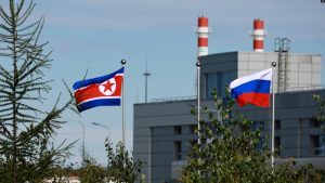 Flamujt e Koresë së Veriut dhe Rusisë shihen në kozmodromin Vostochny jashtë qytetit Tsiolkovsky, Rusi
