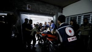 Mjekët duke transportuar të plagosurit nga një sulm ajror izraelit në spitalin Shifa. Ky është spitali më i madh në Rripin e Gazës.