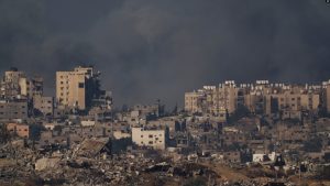 Tym i zi ngrihet lart pas një sulmi izraelit në Rripin e Gazës, 21 nëntor 2023.