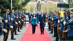 Stoltenberg pritet në Prishtinë nga presidentja e Kosovës, Vjosa Osmani