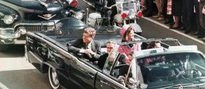 Çifti presidencial John F. Kennedy dhe bashëshortja Jacky Kennedy në limuzinën e hapur pak para atentatit fatal në Dallas më 22 nëntor 1963