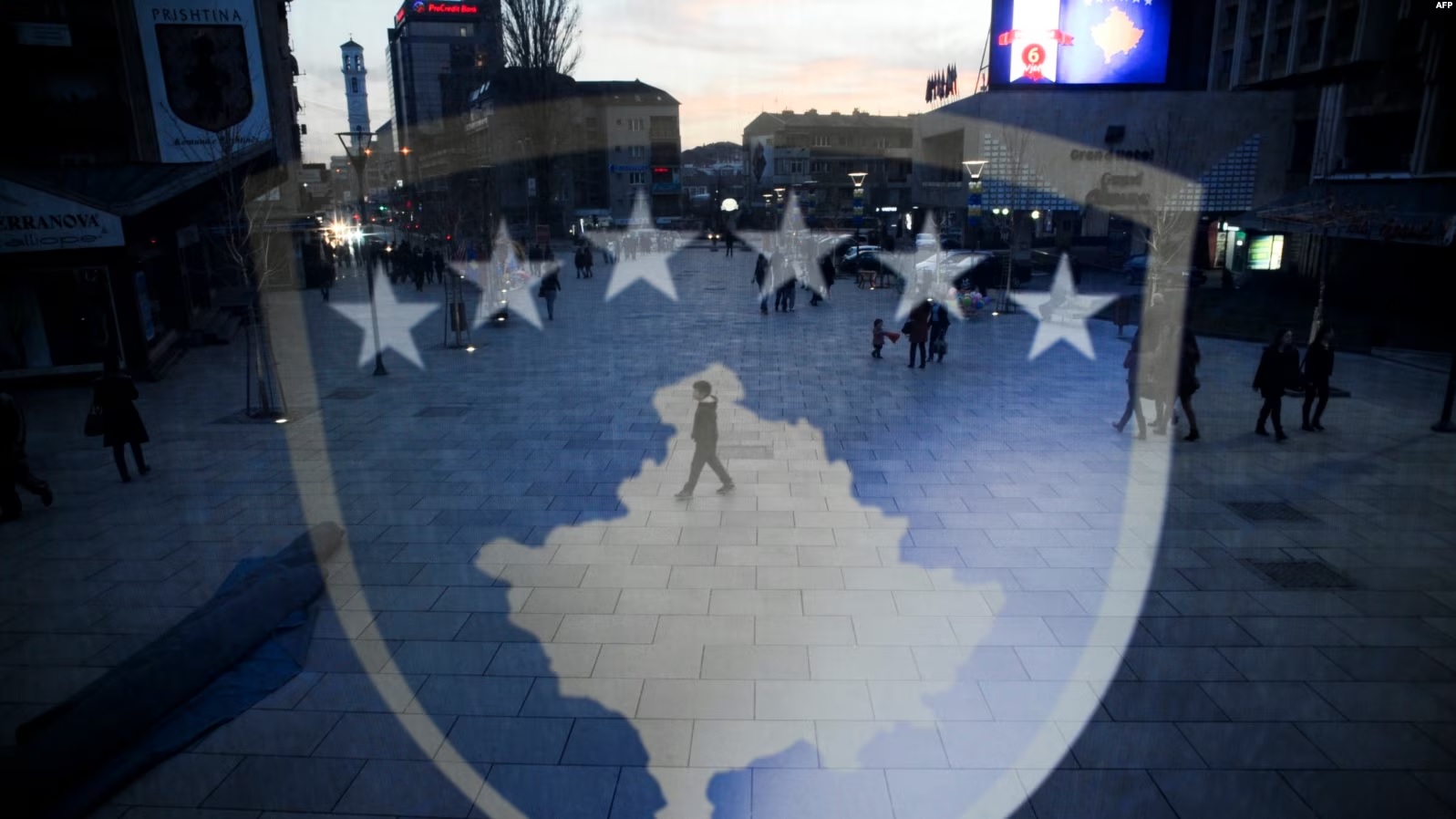 Stema me flamurin e Kosovës e vendosur në vitrinën e një dyqani - Fotografi ilustruese