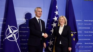 Sekretari i Përgjithshëm i NATO-s, Jens Stoltenberg, dhe kryetarja e Këshillit të Ministrave të Bosnjë e Hercegovinës, Borjana Krishto, 20 nëntor 2023.