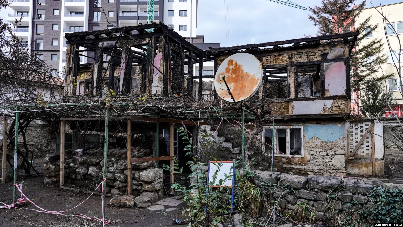 Shtëpia e djegur e familjes Koroglu në Mitrovicë të Jugut. 7 nëntor 2023. Foto: (RFE/RL)