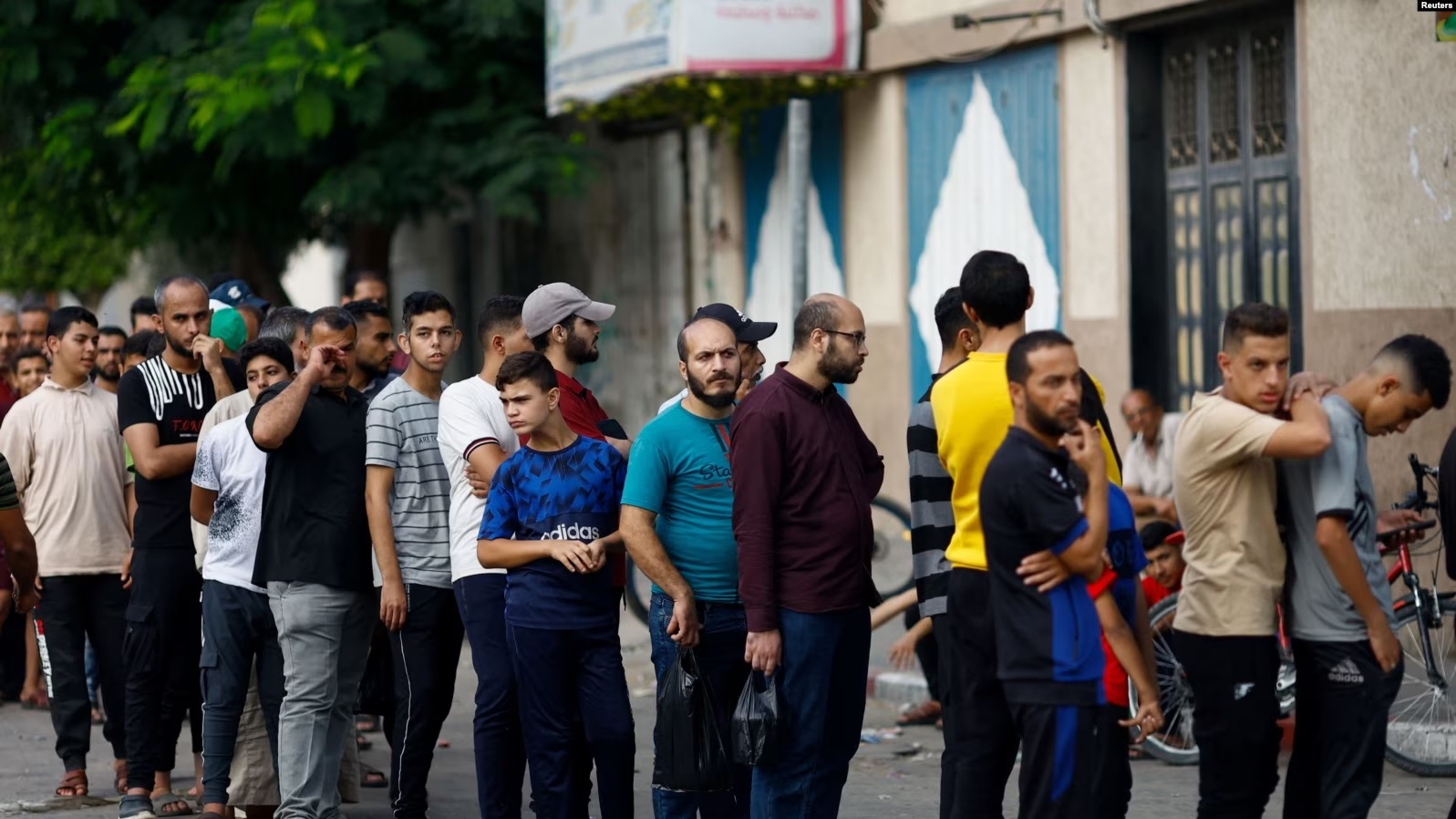 Palestinezët duke pritur në radhë për të marrë ndihma me ushqime në Han Junis.