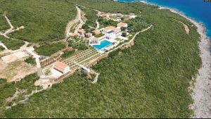 Villat në afërsi të Kotorit, në pronësi të një kompanie që është e lidhur me oligarkun Oleg Deripaska.
